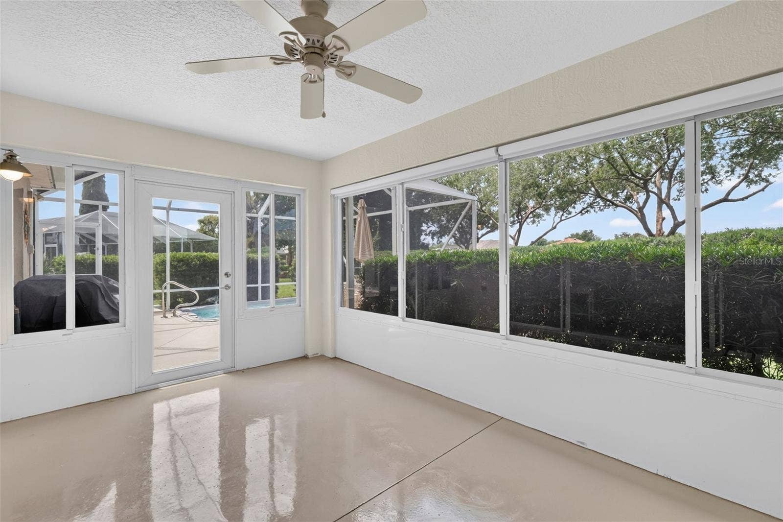 1218 CAMERO DRIVE, Lady Lake, FL 32159 Spacious enclosed lanai under heat and air