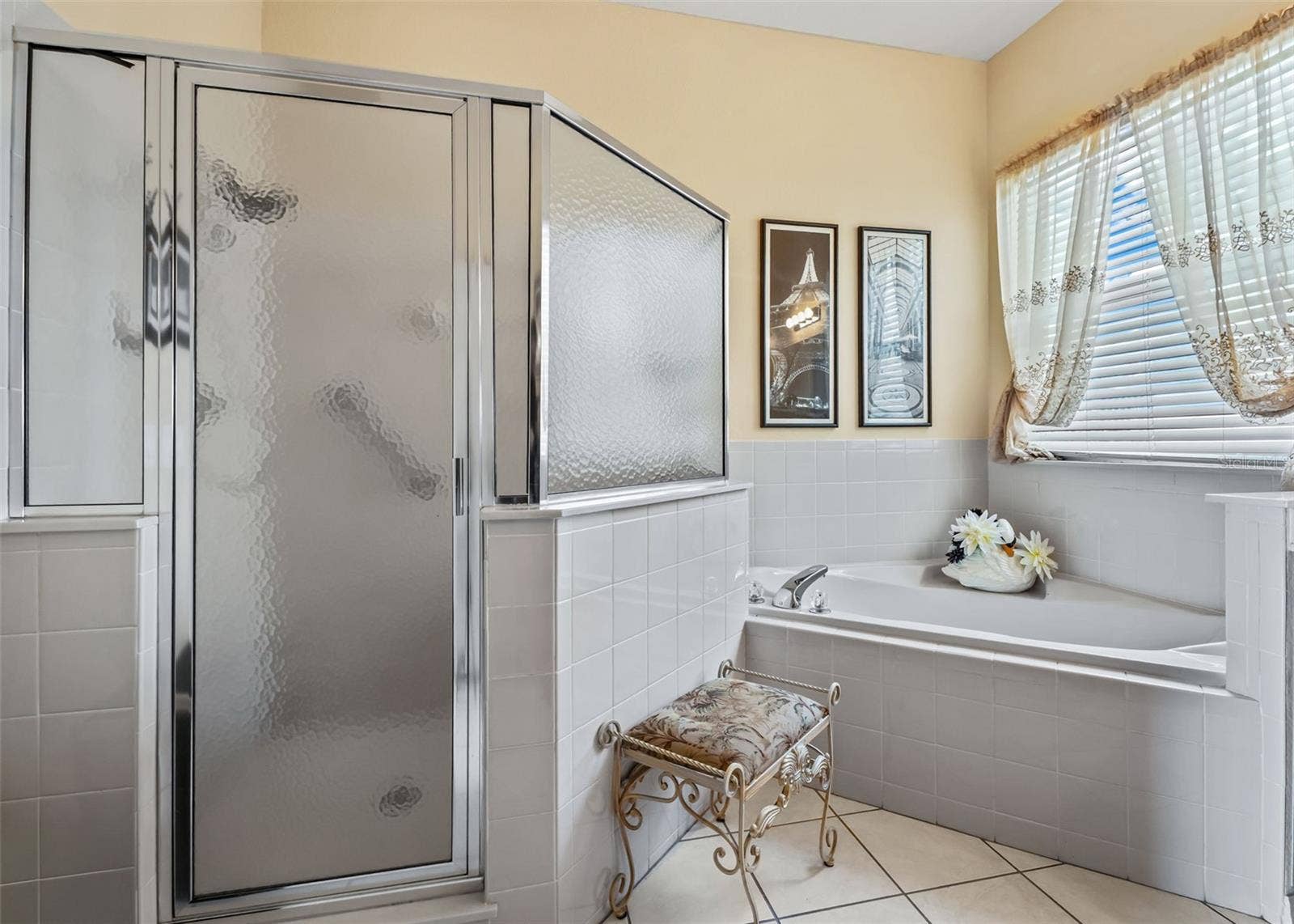 En Suite w/Tiled Walk in Shower & Soaking Tub