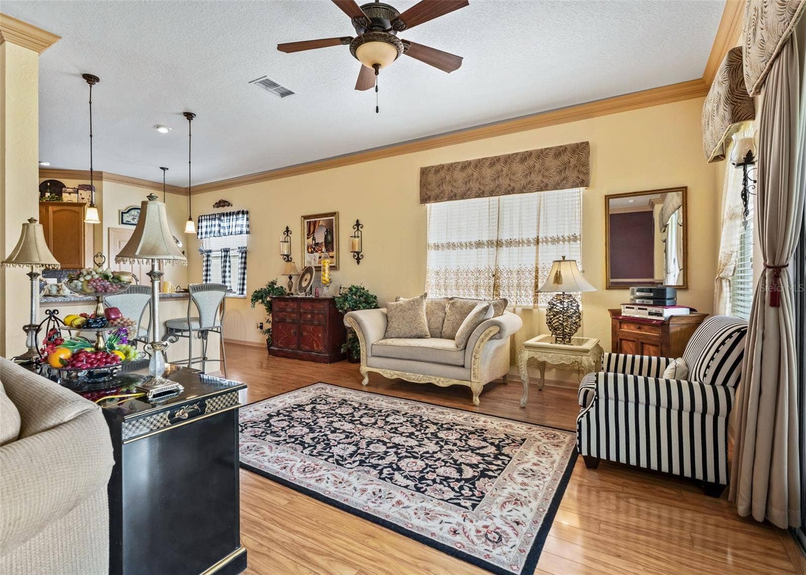 Living area w/Crown Molding & High Gloss  Laminate flooring