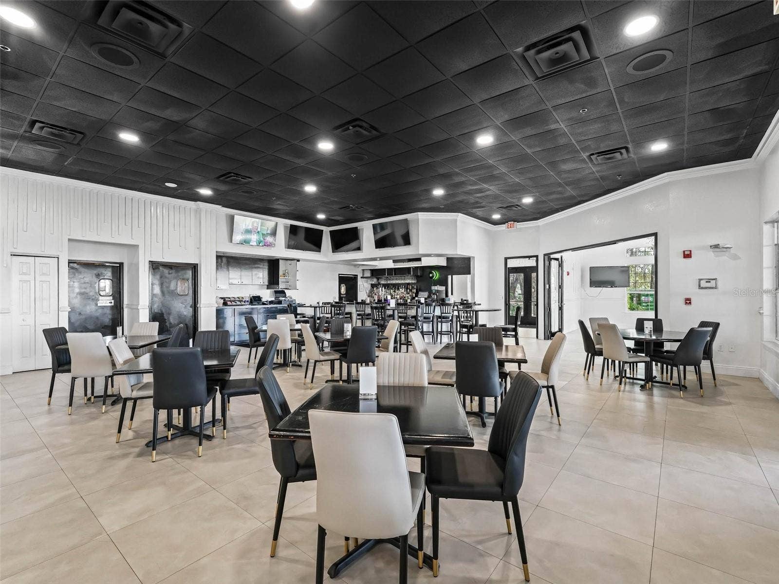 Restaurant & Bar