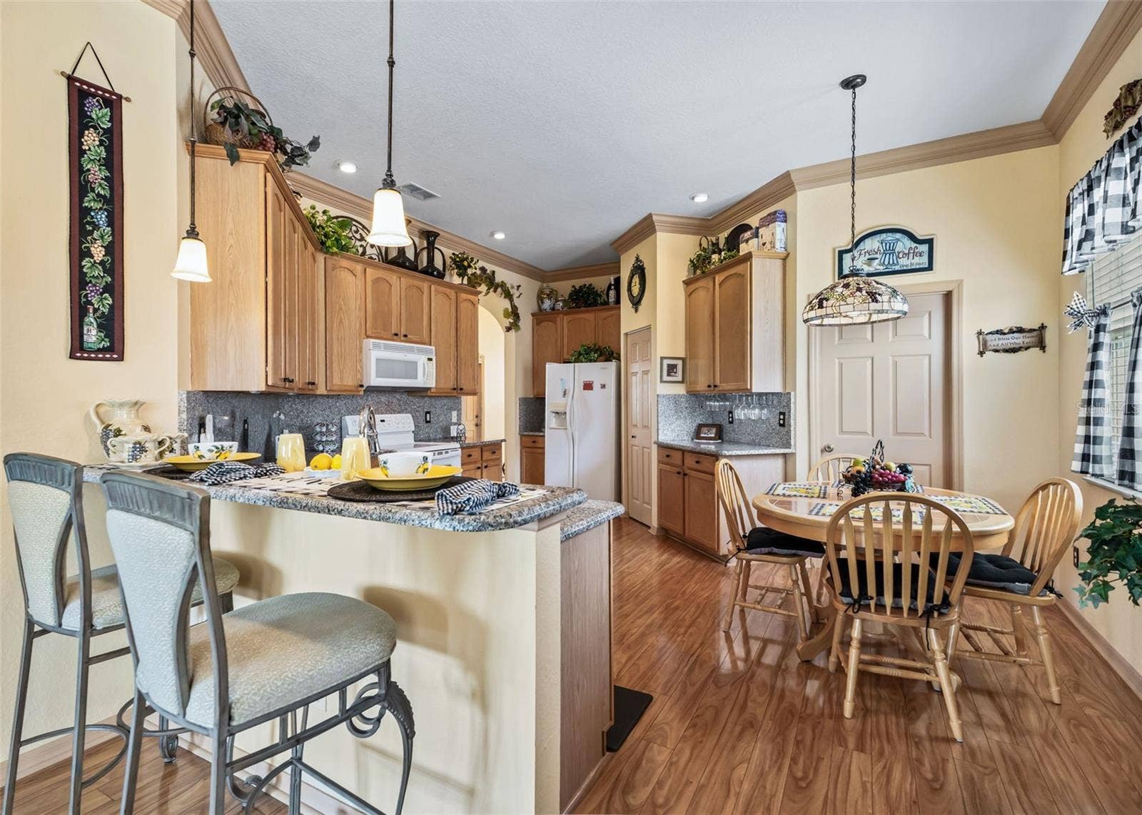 Breakfast Bar w/Pendant Light Fixtures