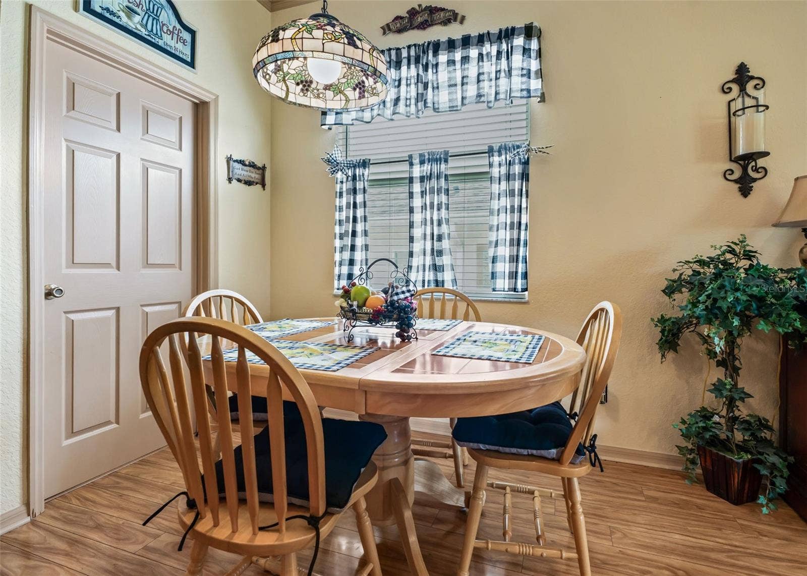Eat in Area of Kitchen