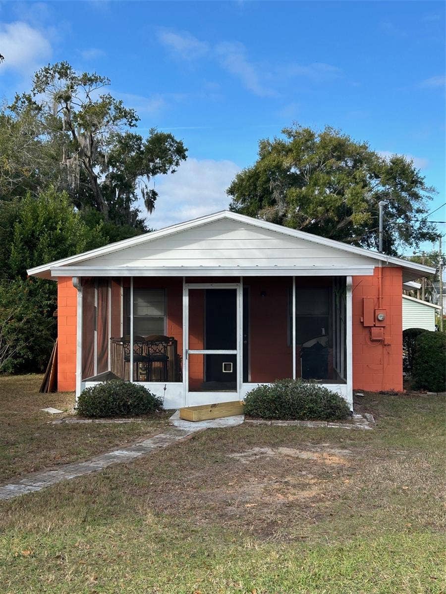 1122 Virginia Ct. Eustis