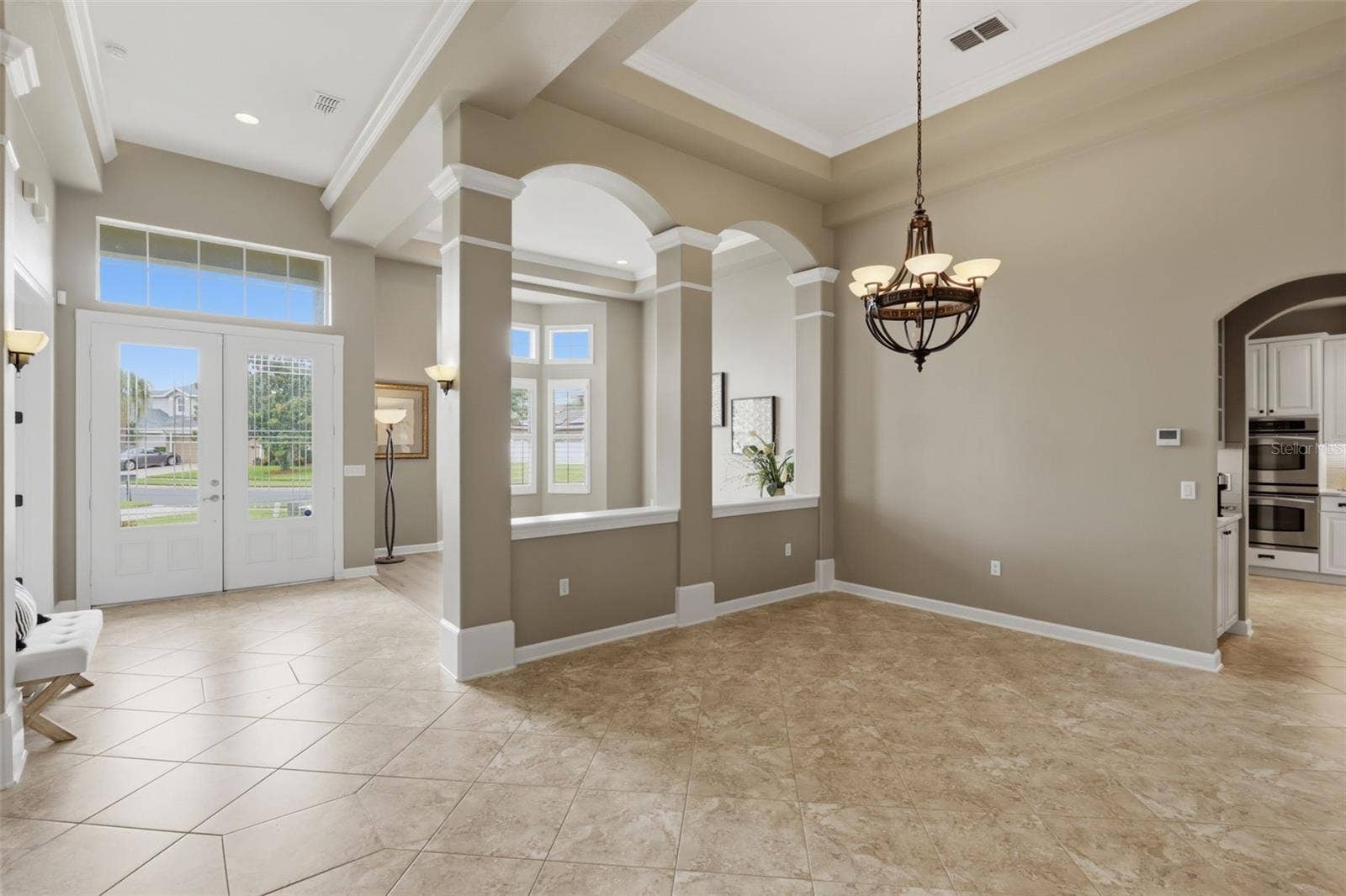 426 DUFF DRIVE, Winter Garden, FL 34787 Foyer with scones and overhead ambient lighting.