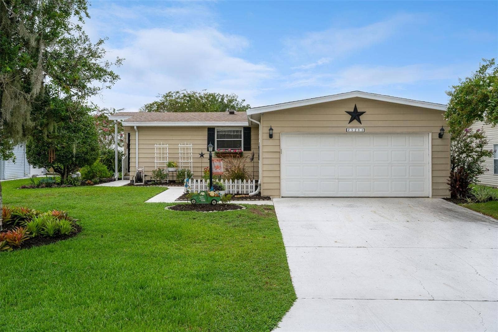 25201 CLIFFORD, Leesburg, FL 34748 FRONT EXTERIOR