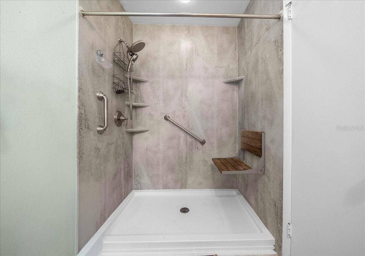 14993 SW 38TH CIRCLE, Ocala, FL 34473 Primary Walk-in Shower