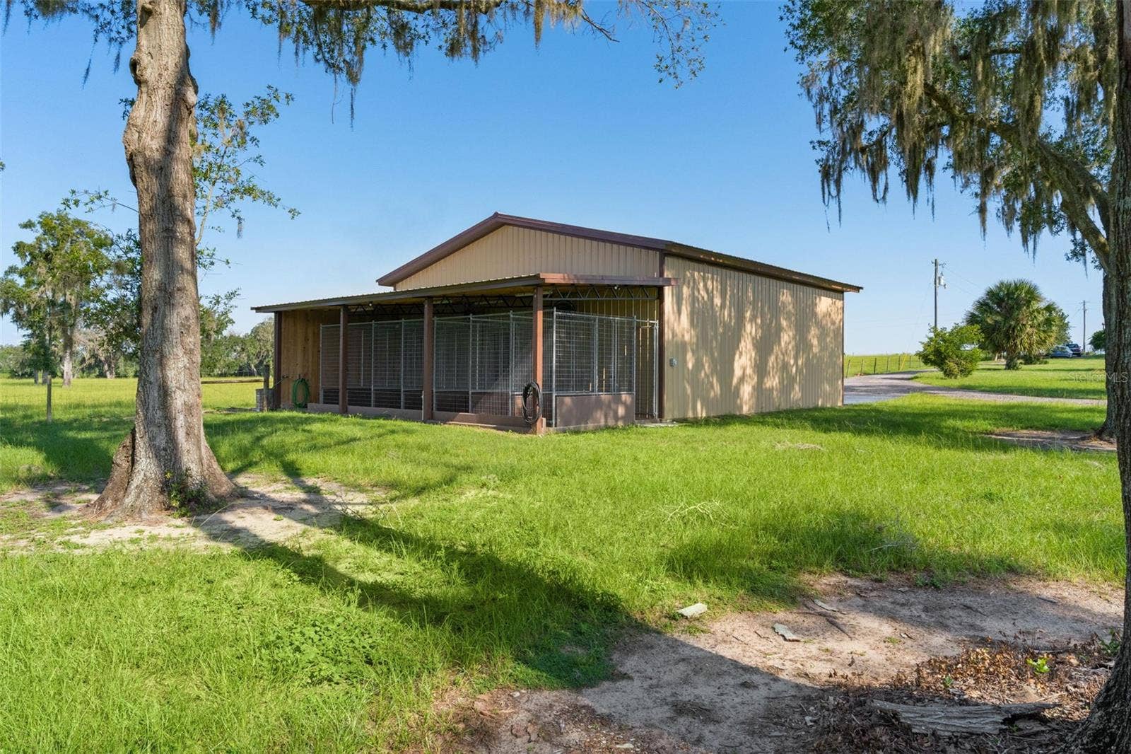 Ac'd bldg w/dog kennel