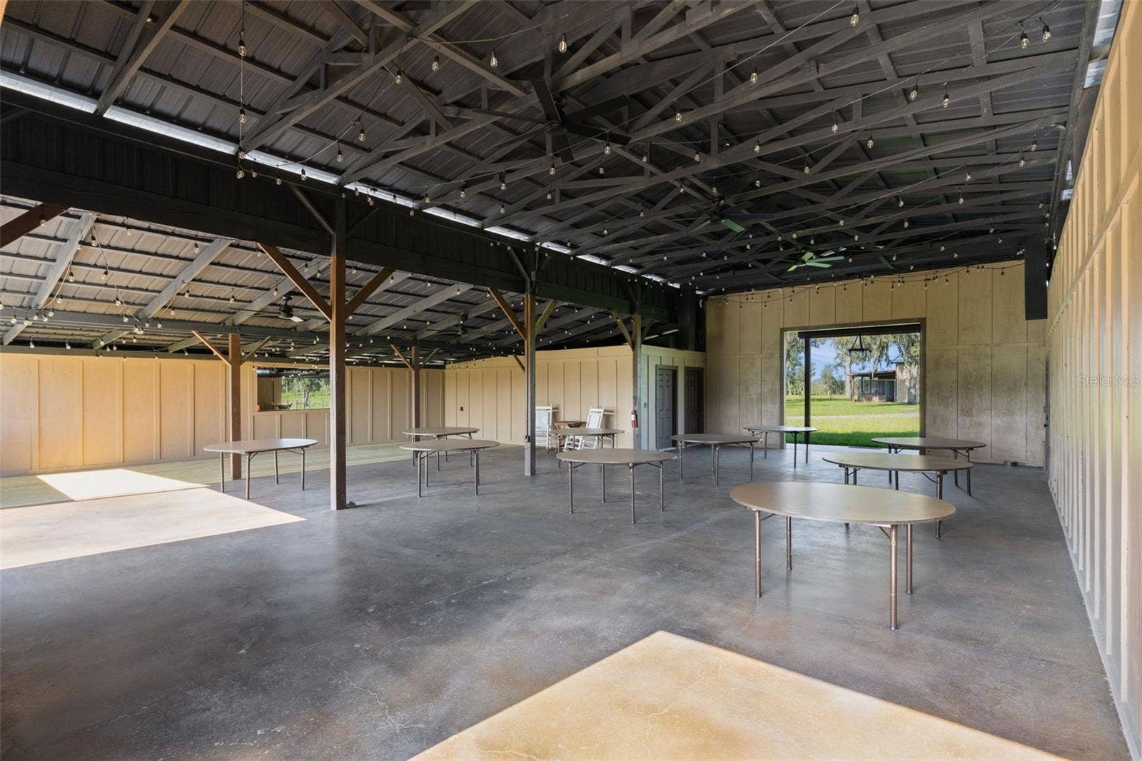 Huge open floor barn