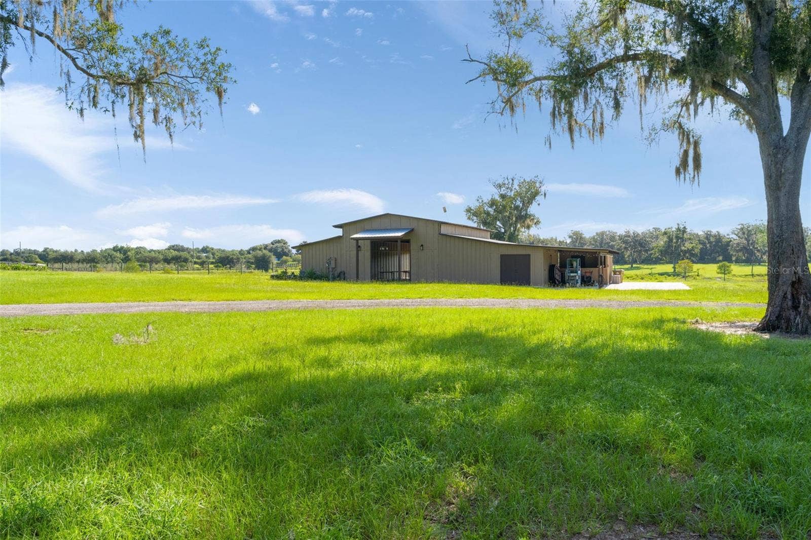 Open floor barn with baths, ac 'd room