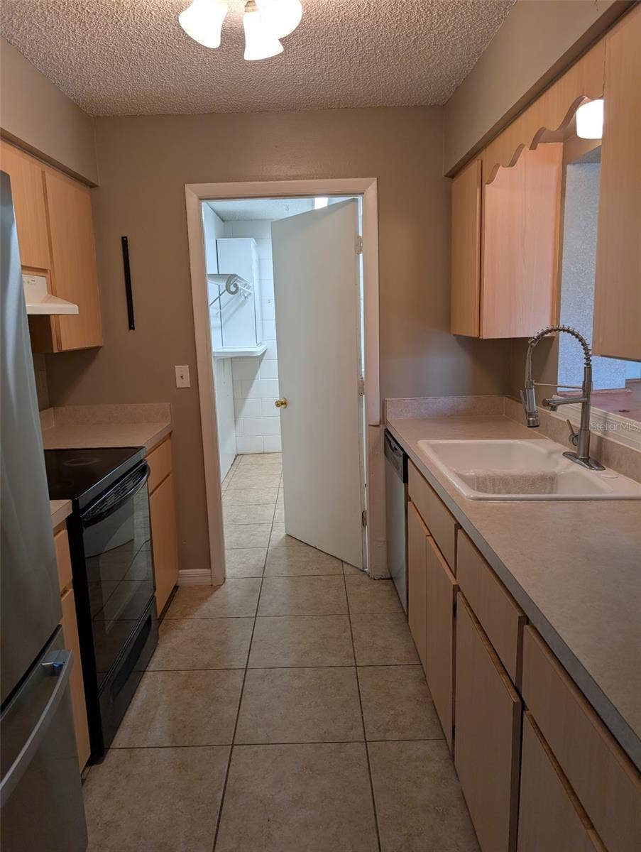 931 CEDAR CIRCLE, Tavares, FL 32778