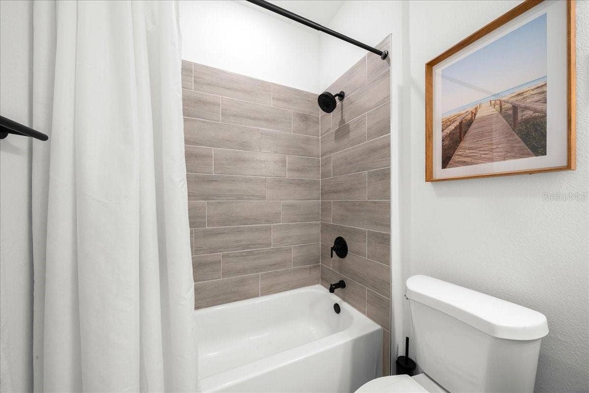Tub/ Shower in Guest Bathroom