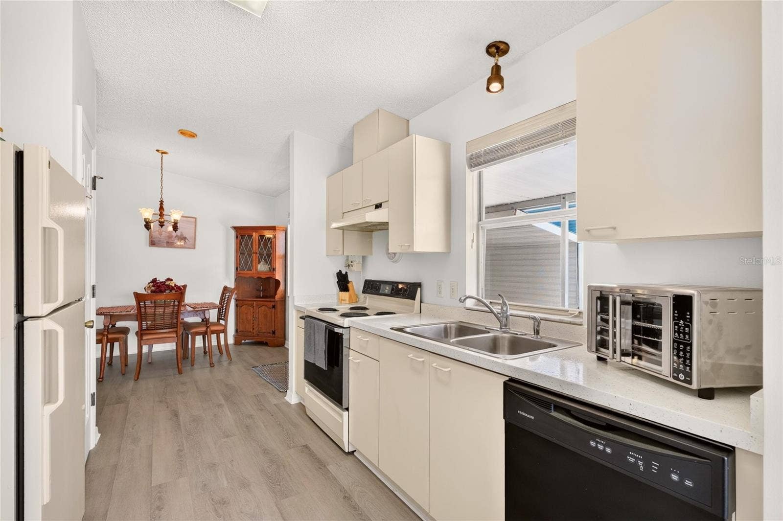 1207 PALMETTO DRIVE, The Villages, FL 32159 Luxury Vinyl Plank Throughout!!