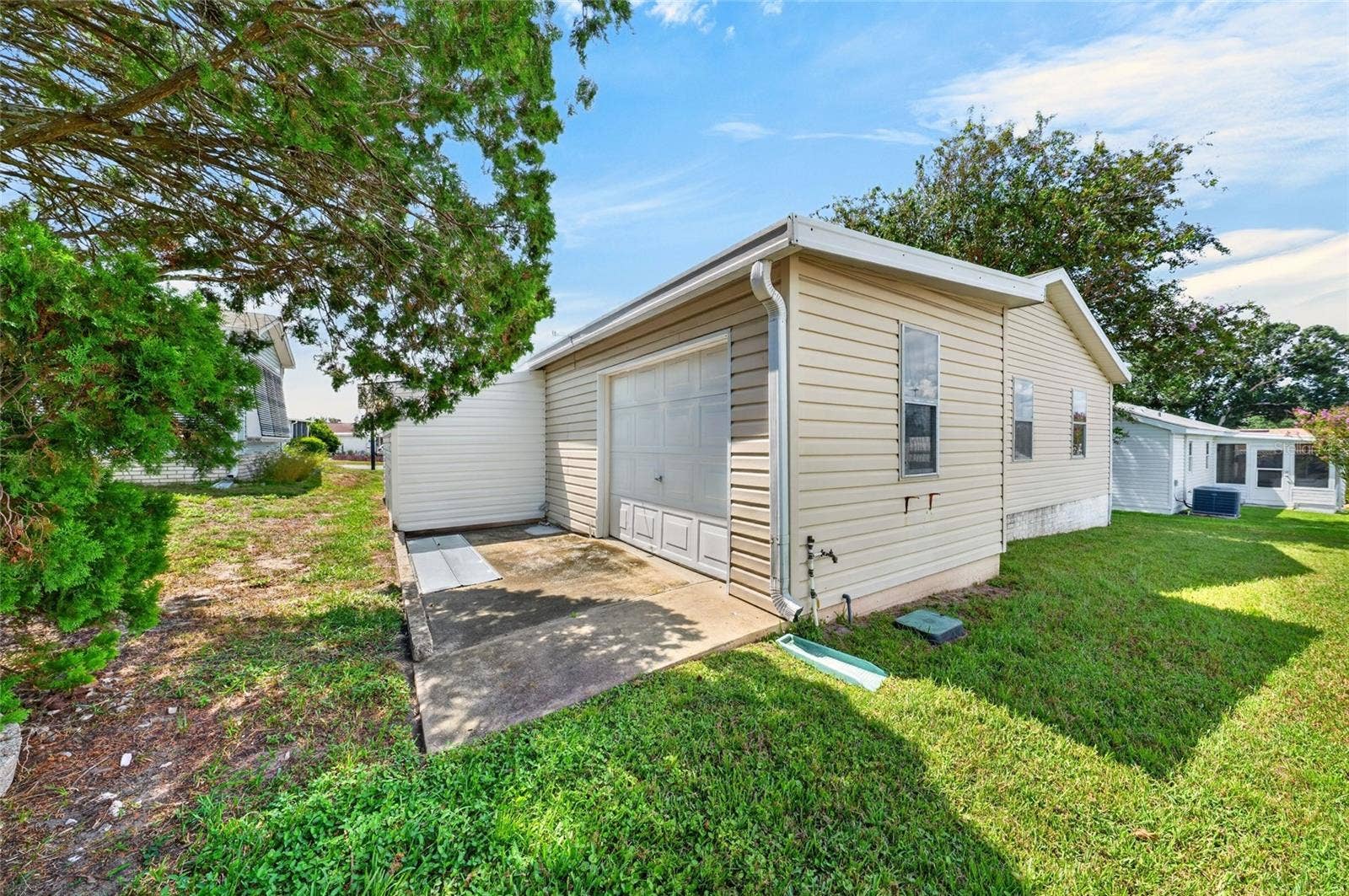 1207 PALMETTO DRIVE, The Villages, FL 32159 Golf Cart Garage