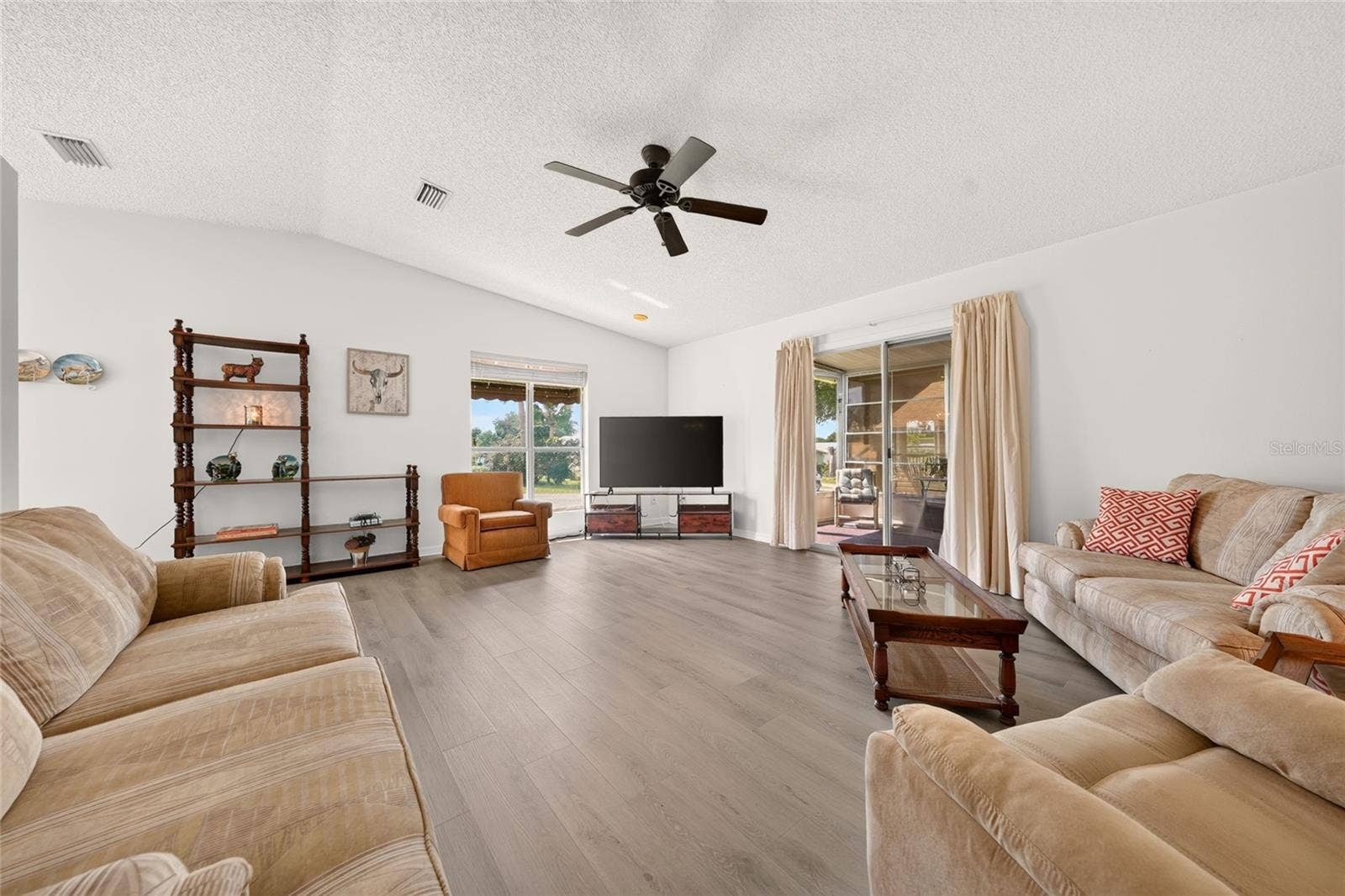 1207 PALMETTO DRIVE, The Villages, FL 32159 Vaulted Ceiling
