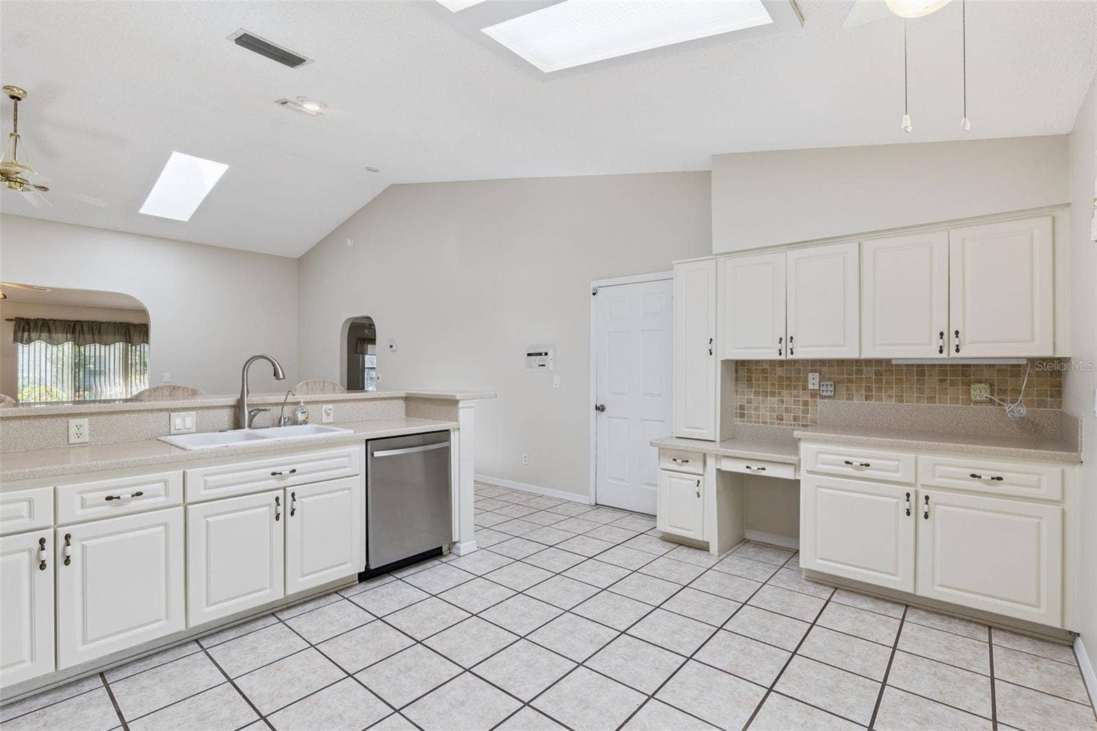 26744 RACQUET CIRCLE, Leesburg, FL 34748 Spacious Kitchen