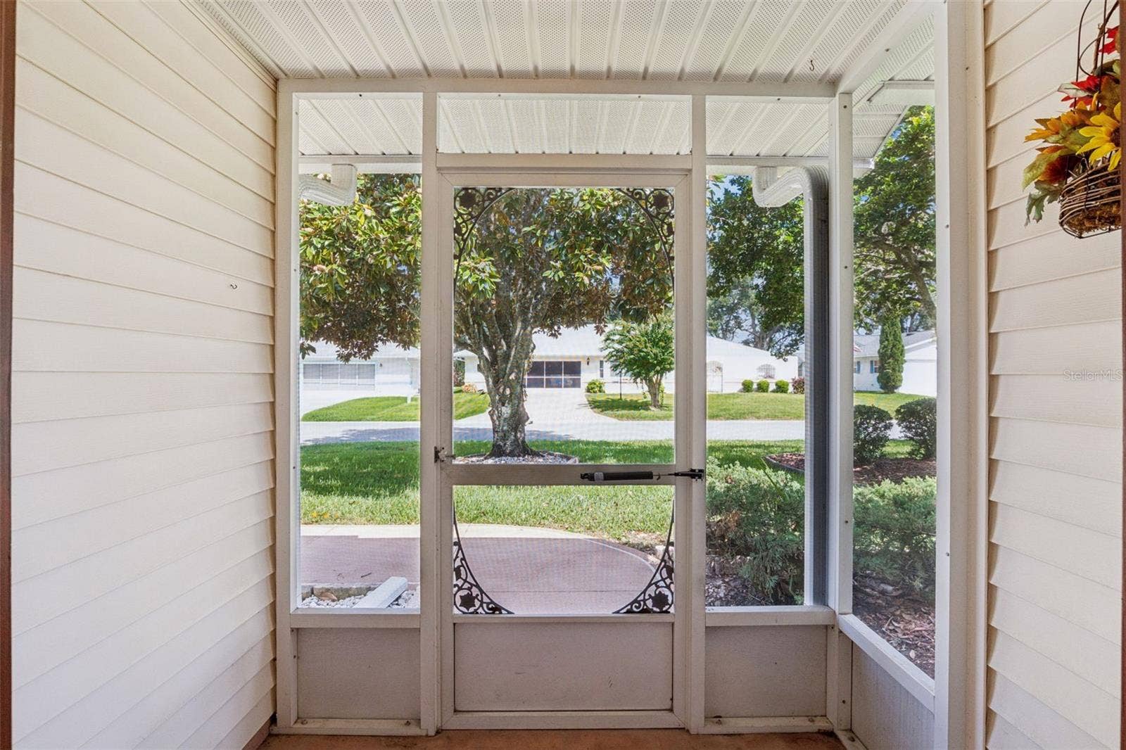 26744 RACQUET CIRCLE, Leesburg, FL 34748 Screened Entryway