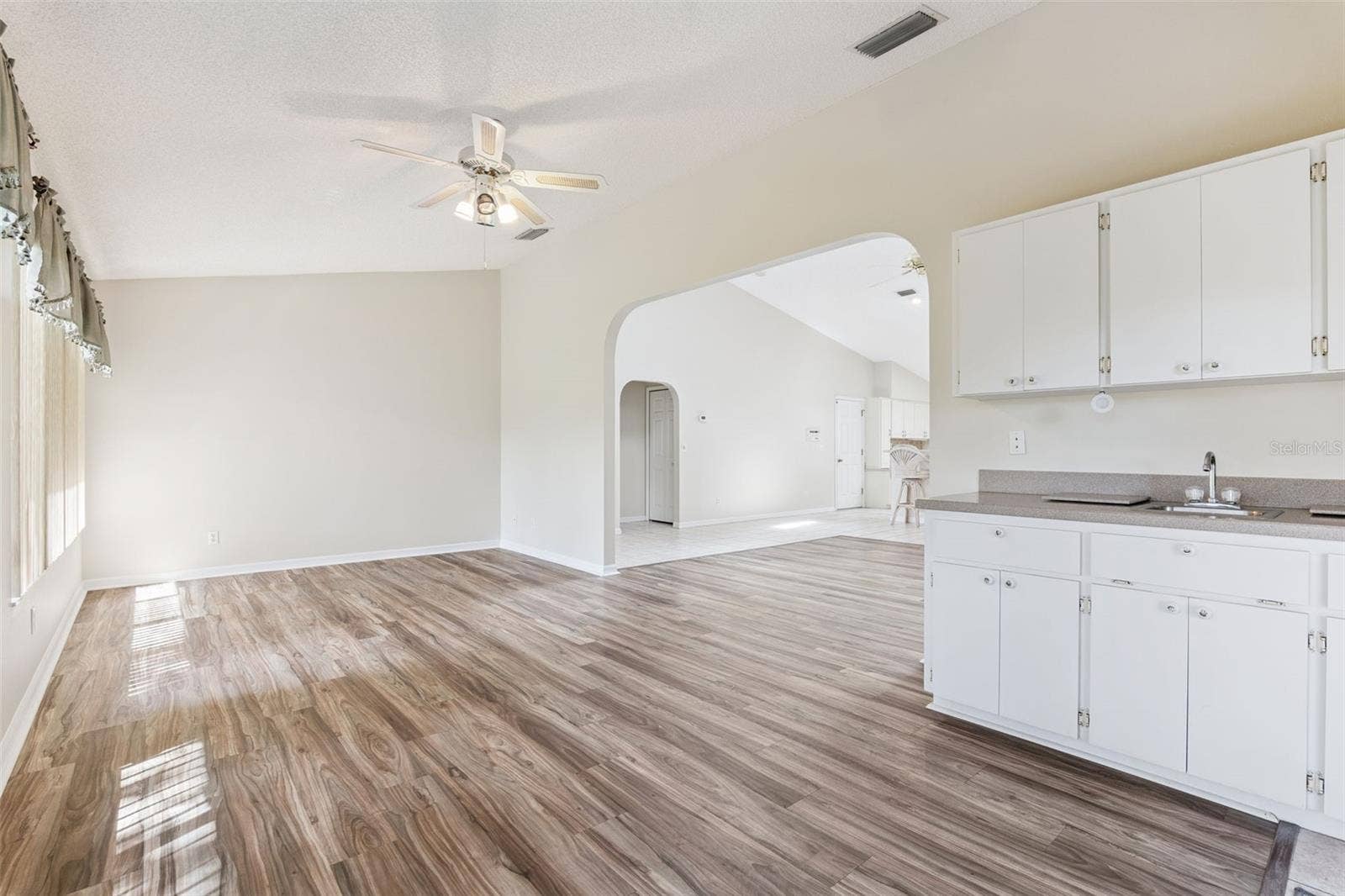 26744 RACQUET CIRCLE, Leesburg, FL 34748 Florida Room with a Wetbar