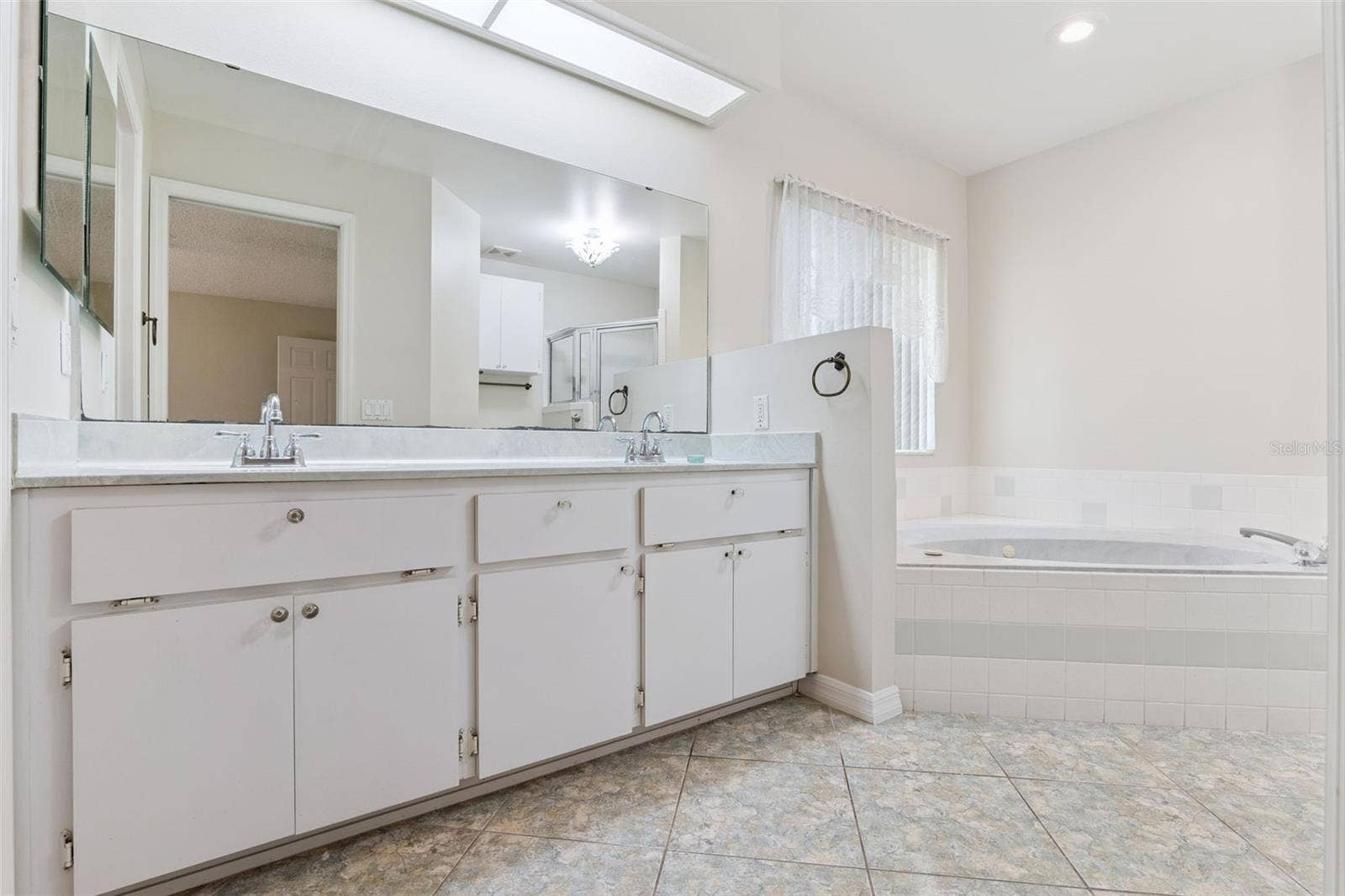 26744 RACQUET CIRCLE, Leesburg, FL 34748 Dual Sinks with Jetted Tub