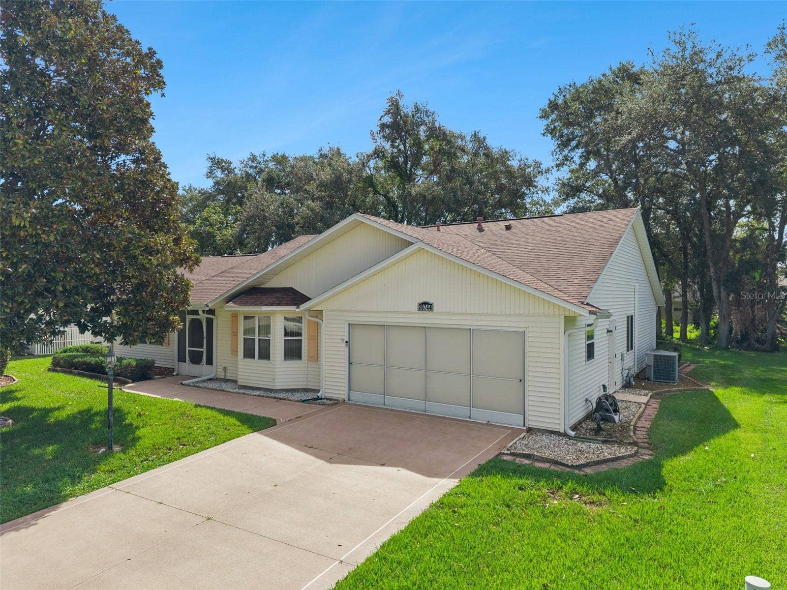 26744 RACQUET CIRCLE, Leesburg, FL 34748 Driveway Entry