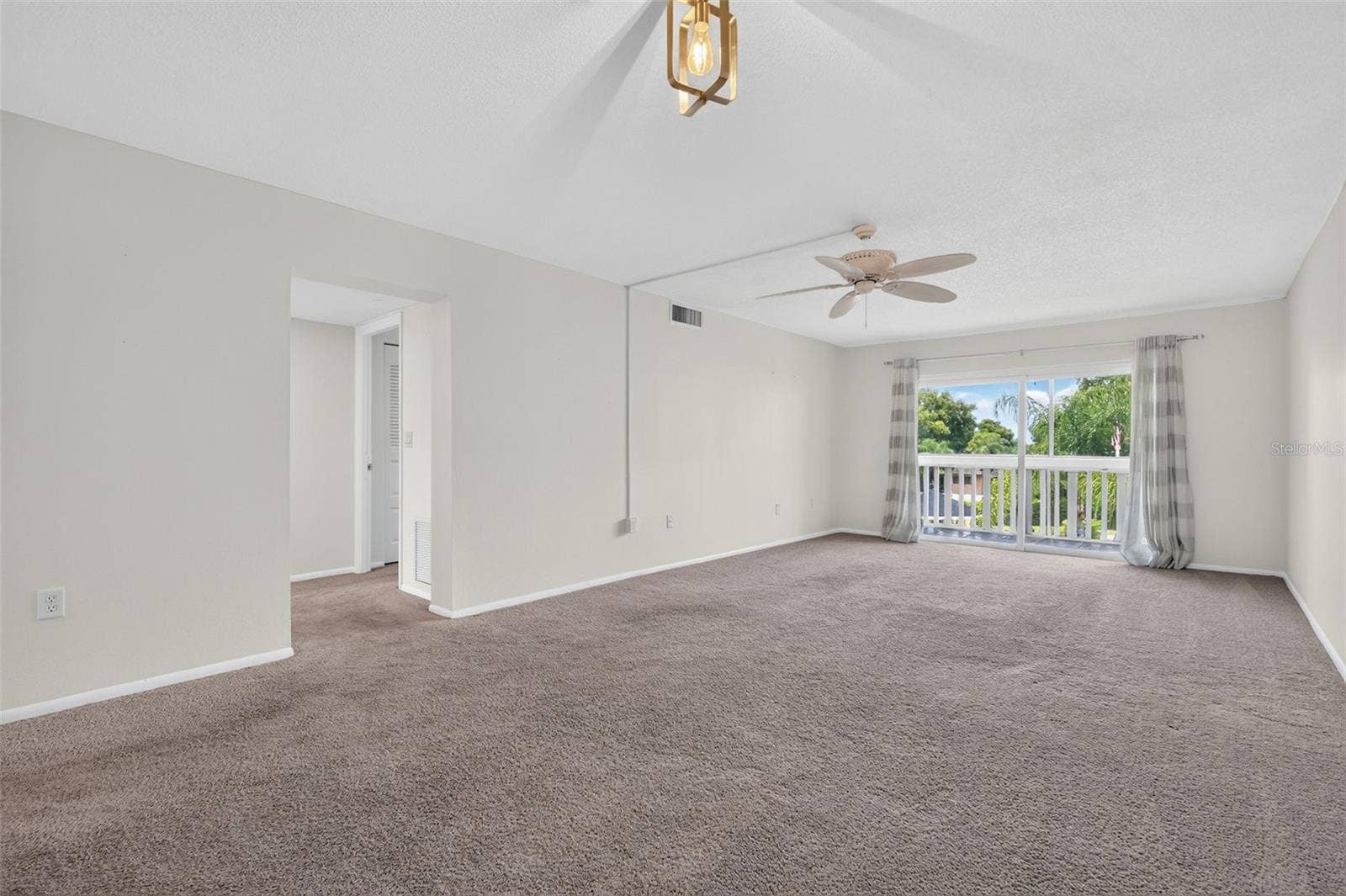 101 N GRANDVIEW STREET, #203, Mount Dora, FL 32757