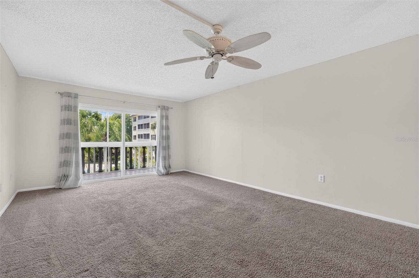 101 N GRANDVIEW STREET, #203, Mount Dora, FL 32757