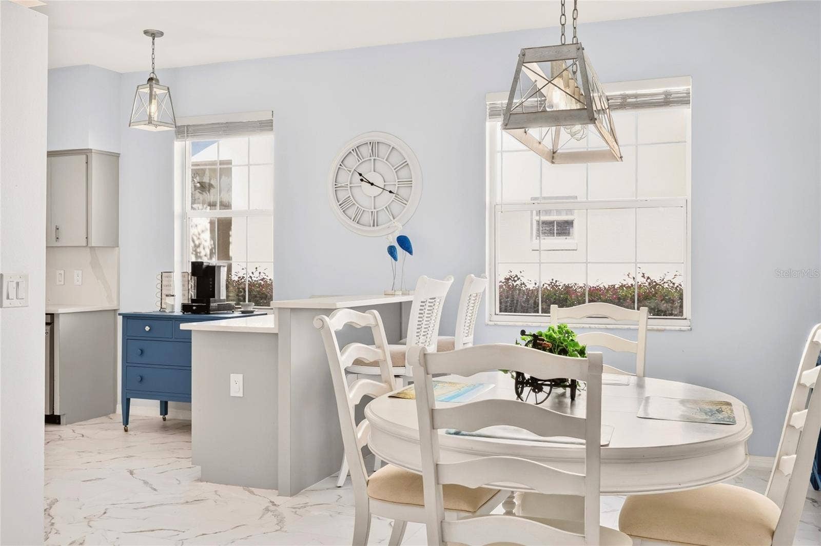 BREAKFAST BAR
