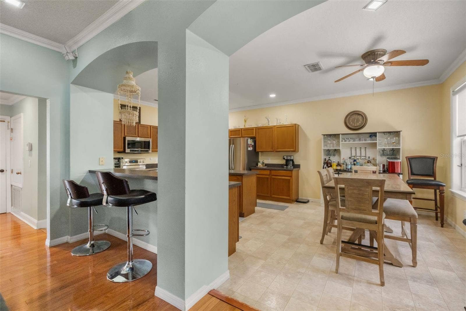 211 HUNT STREET, Clermont, FL 34711 Bright breakfast area and open access to the kitchen.