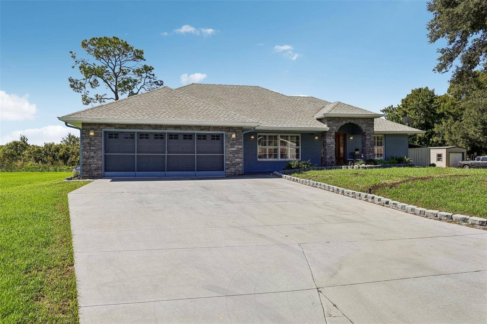 28116 LOIS DRIVE, Tavares, FL 32778 Northern exposure! just right