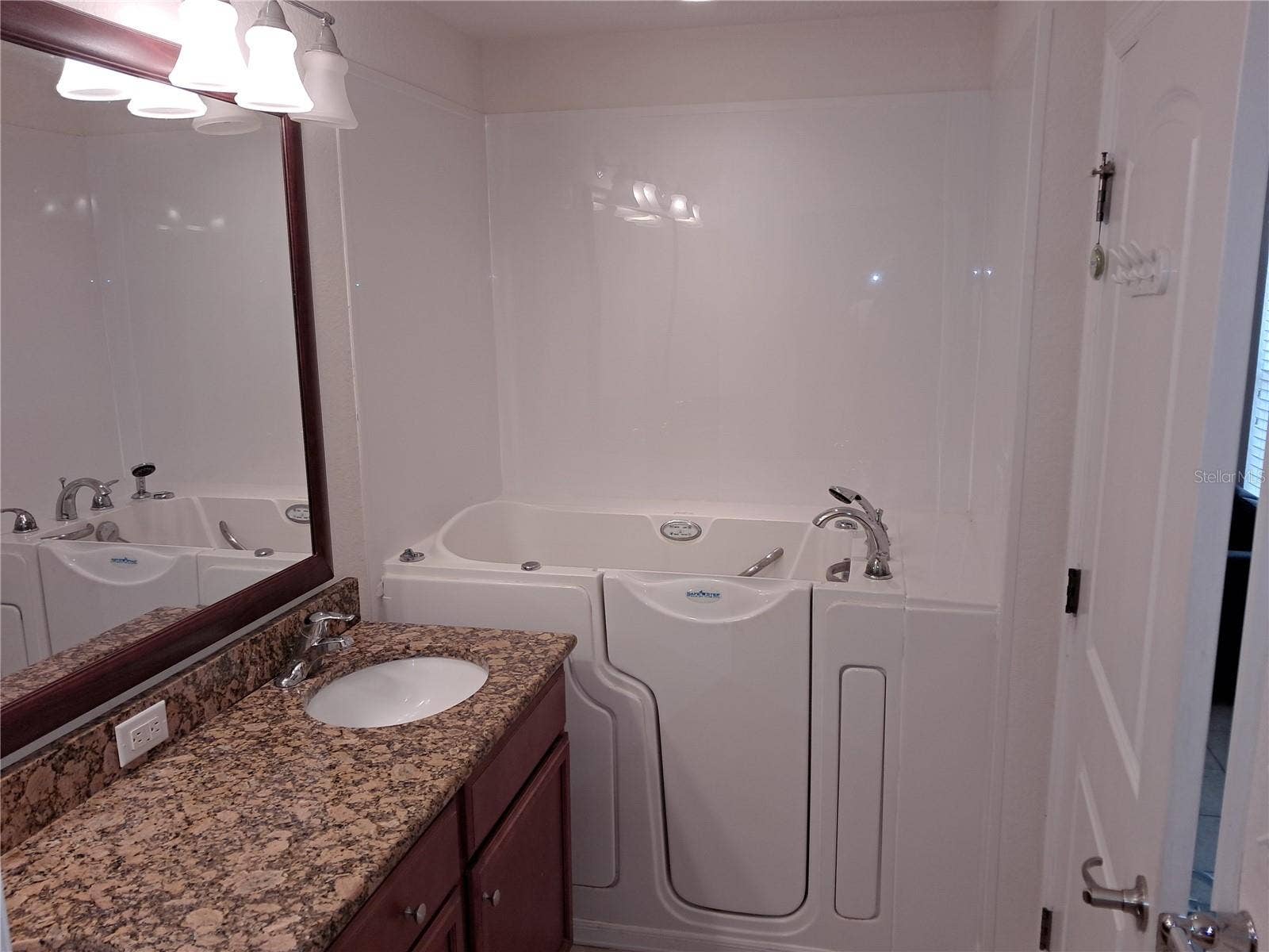 1083 DAVID WALKER DRIVE, #C3, Tavares, FL 32778 Primary bath tub