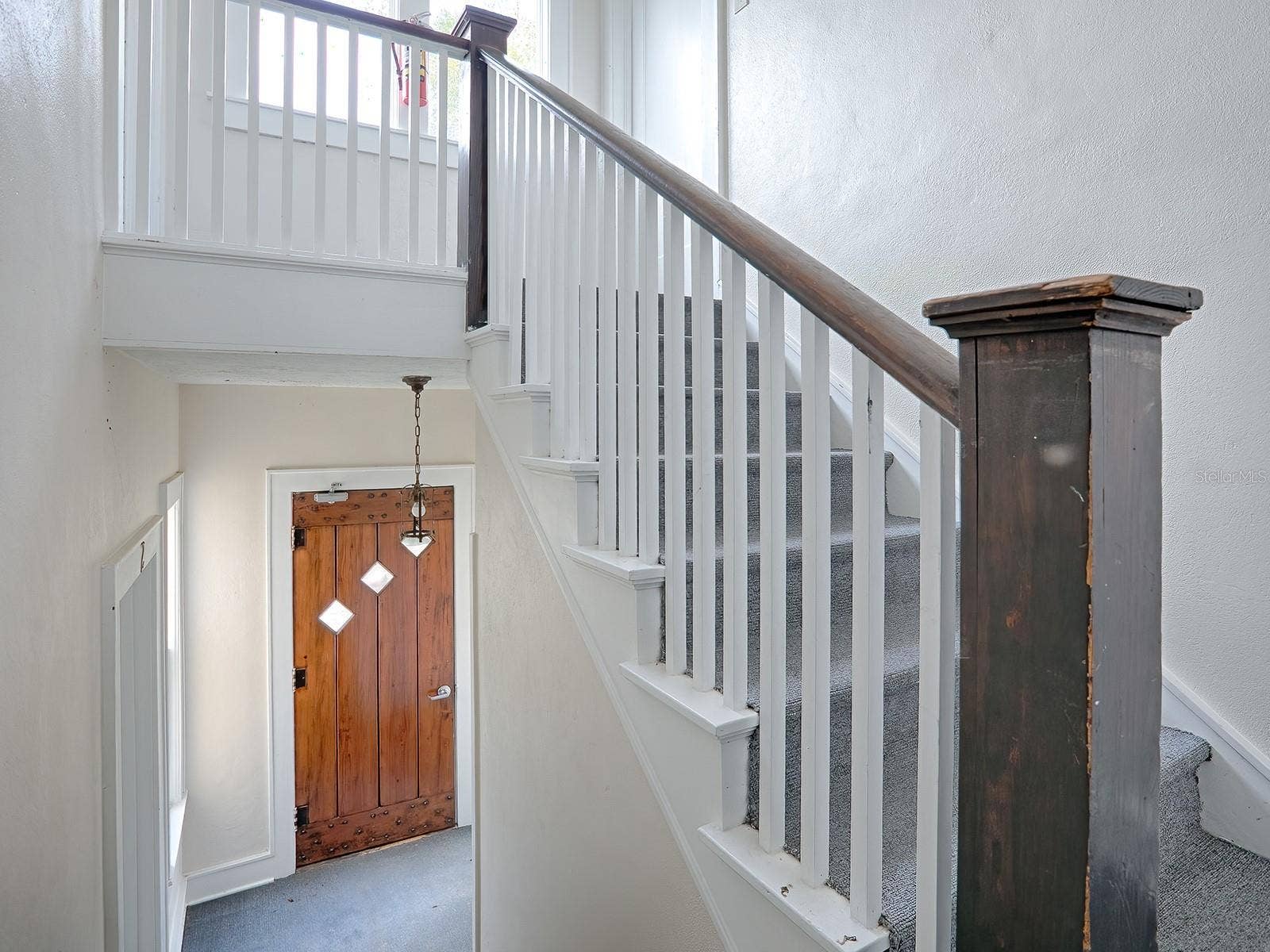 422 & 426 E CITRUS AVENUE, Eustis, FL 32726 426_Front Lobby & Stairs