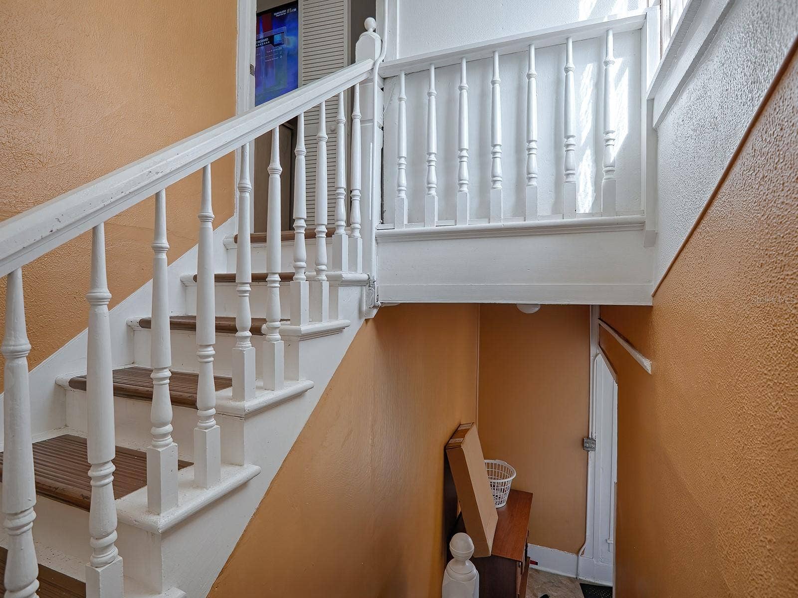 422 & 426 E CITRUS AVENUE, Eustis, FL 32726 422_Unit#B_Staircase