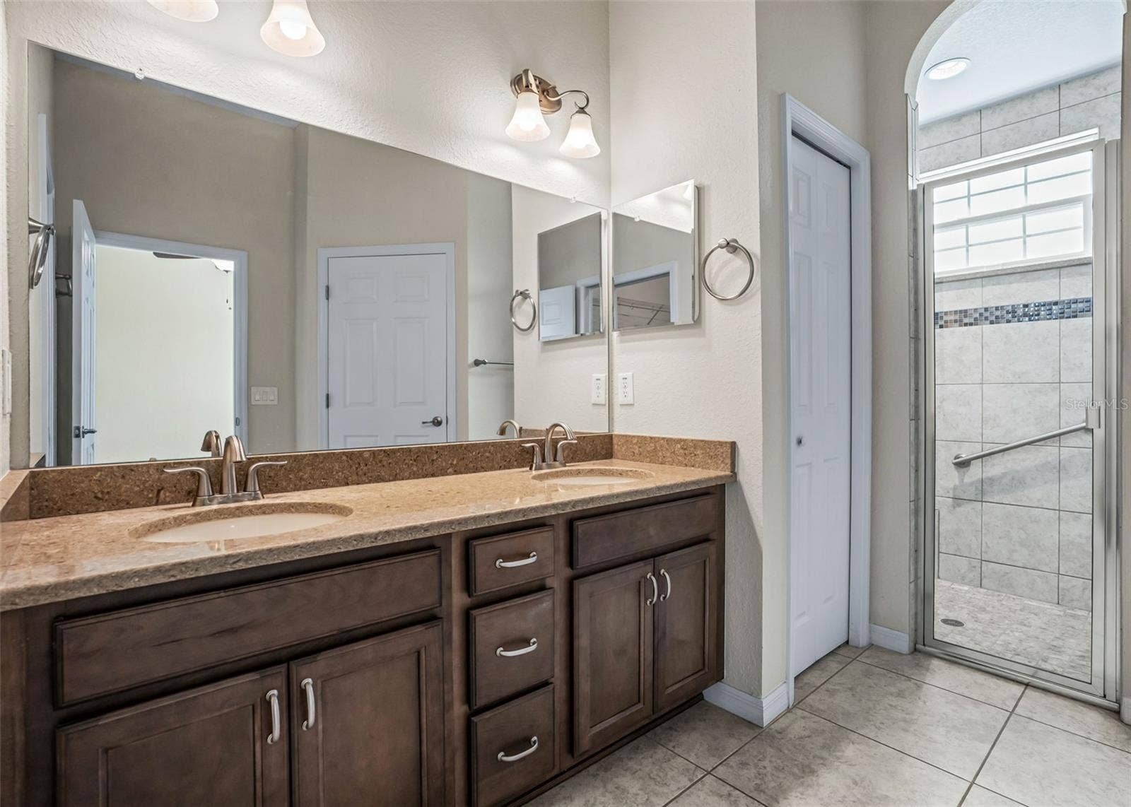 En suite w/2 sink vanity & private water closet