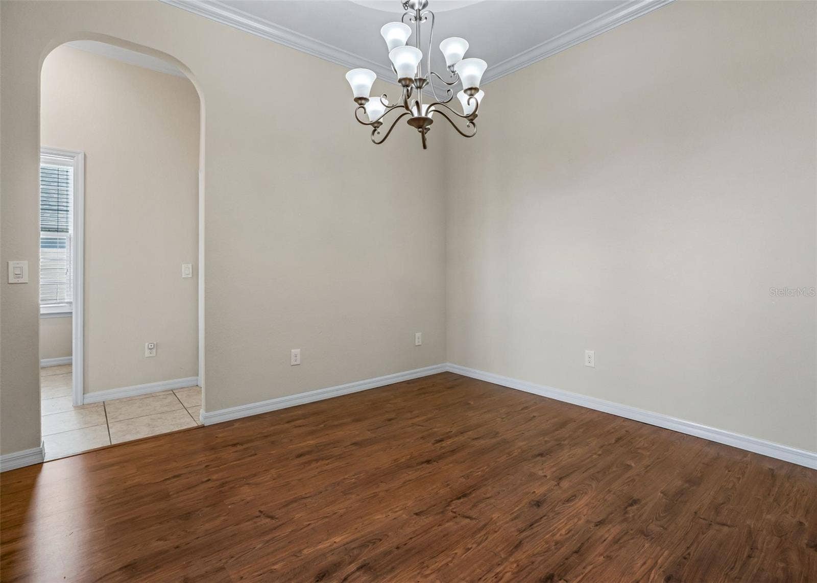 Dining area w/Crown molding & Laminate flooring
