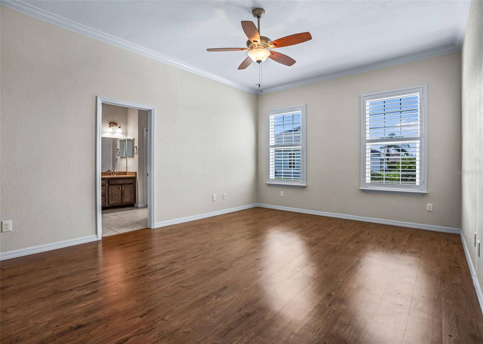 Primary Suite w/Walk in Closet & En Suite
