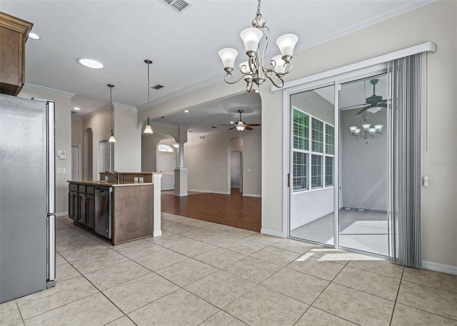 Eat in area of kitchen w/access to lanai