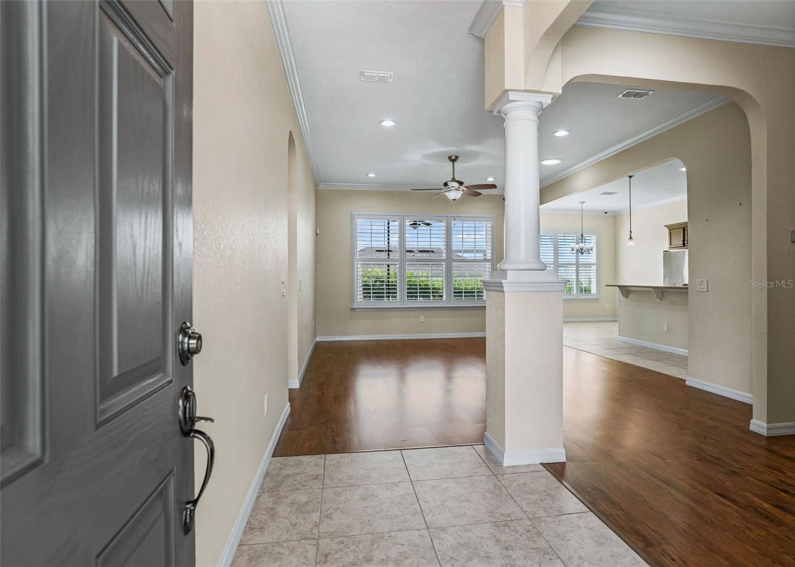 Foyer w/10 ft Ceiling