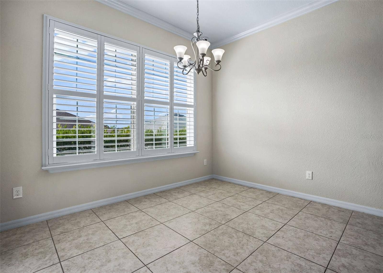 Eat in Area of Kitchen w/Upgraded light fixture