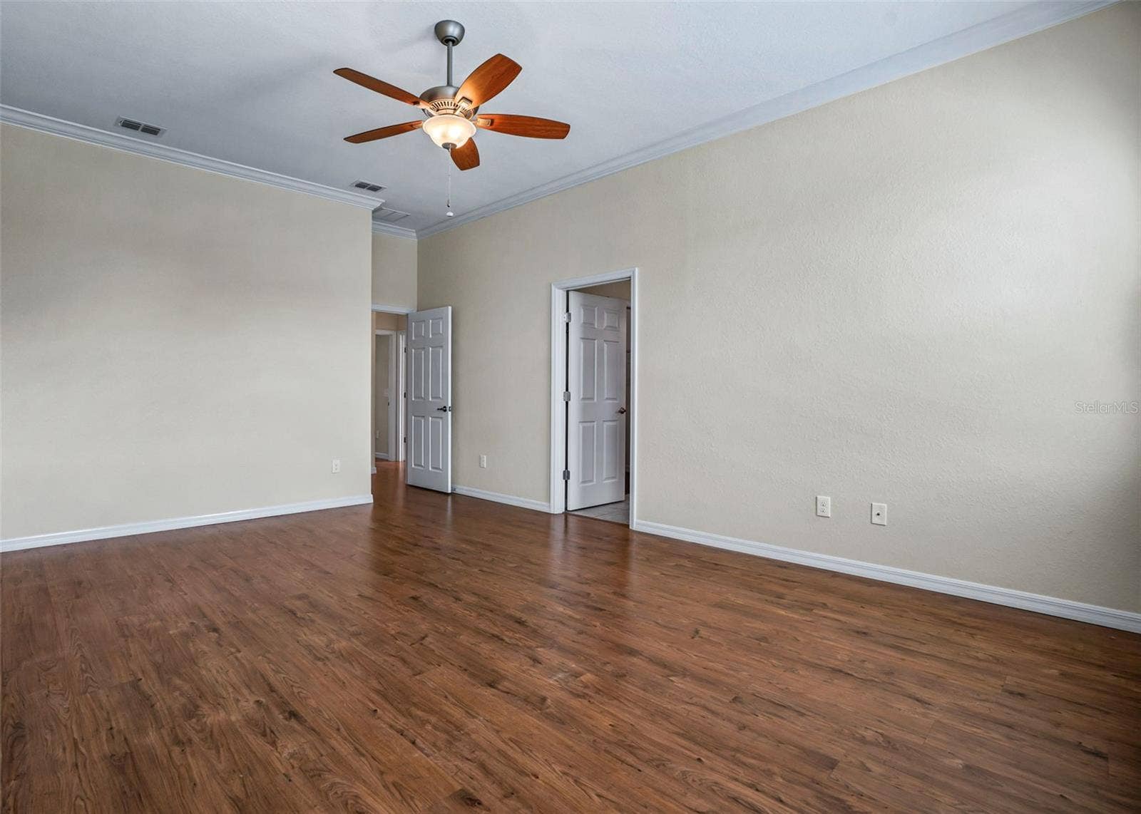 Primary Suite w/Crown Molding & Laminate flooring