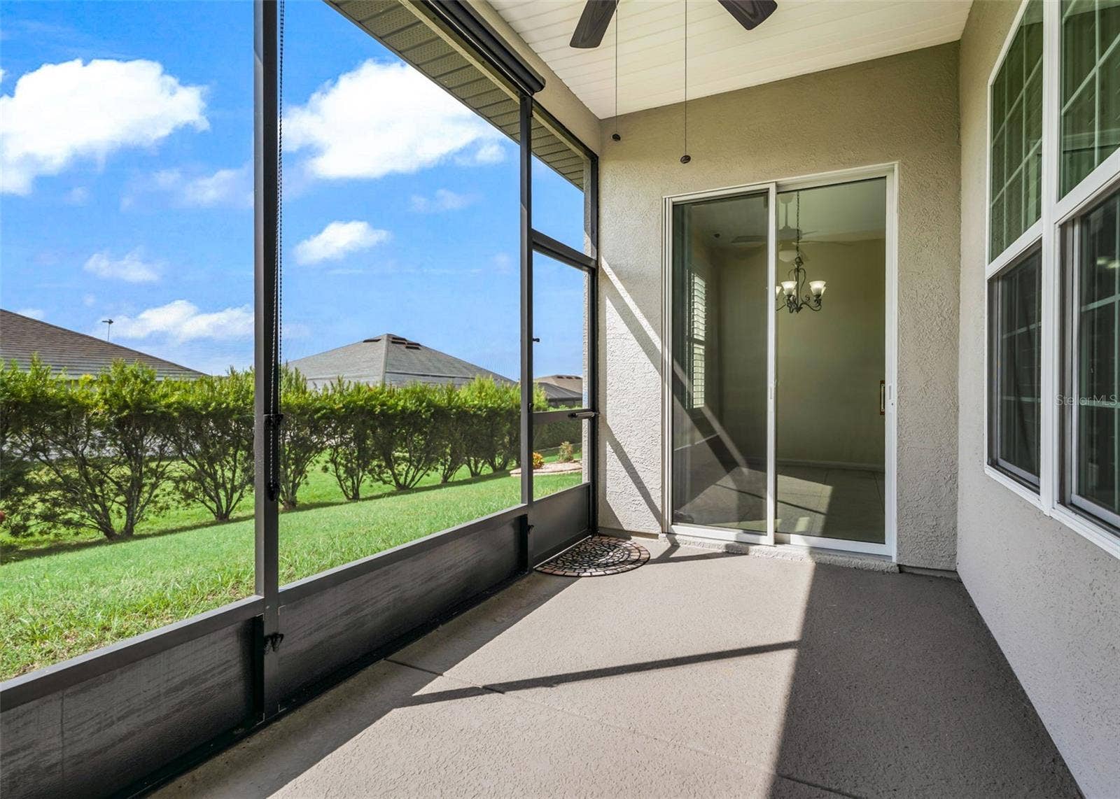 Screened lanai w/access to kitchen