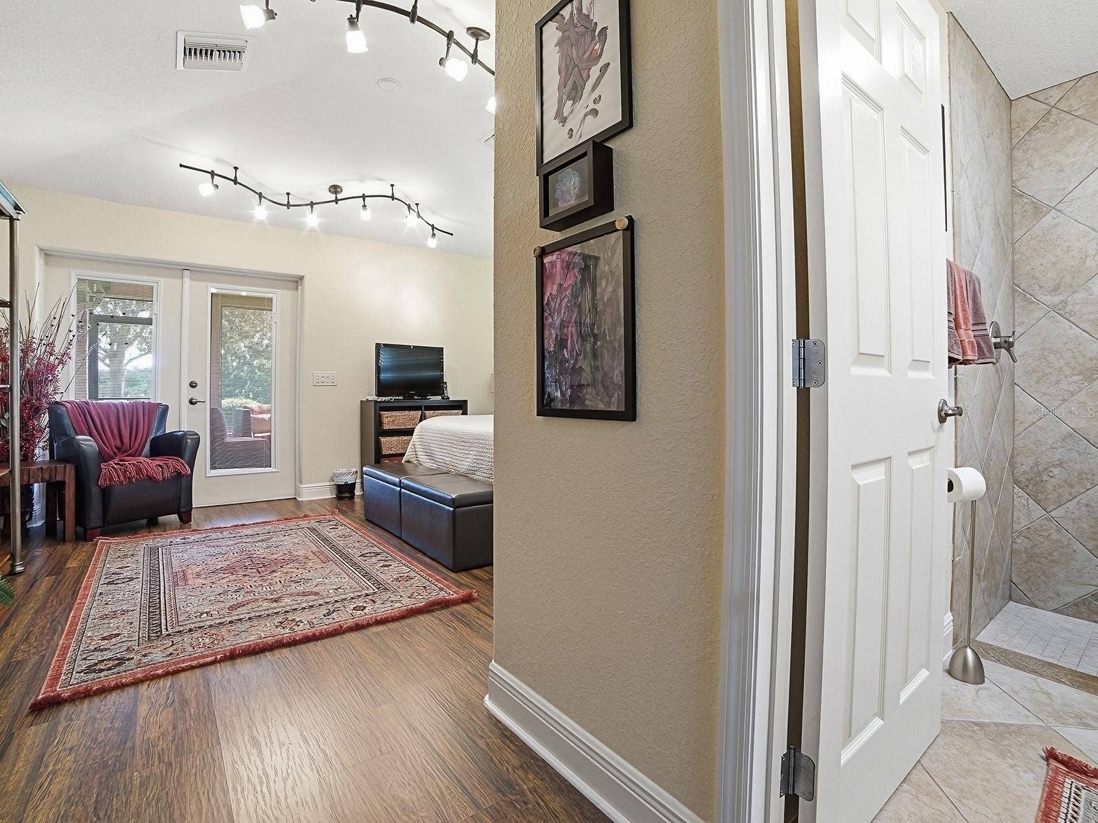 ENTRYWAY TO A PRIVATE BEDROOM/BATHROOM SUITE