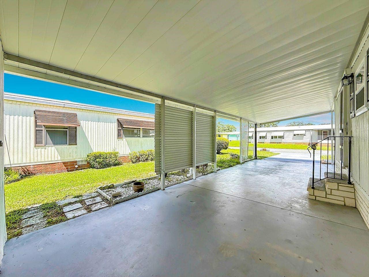 expansive carport