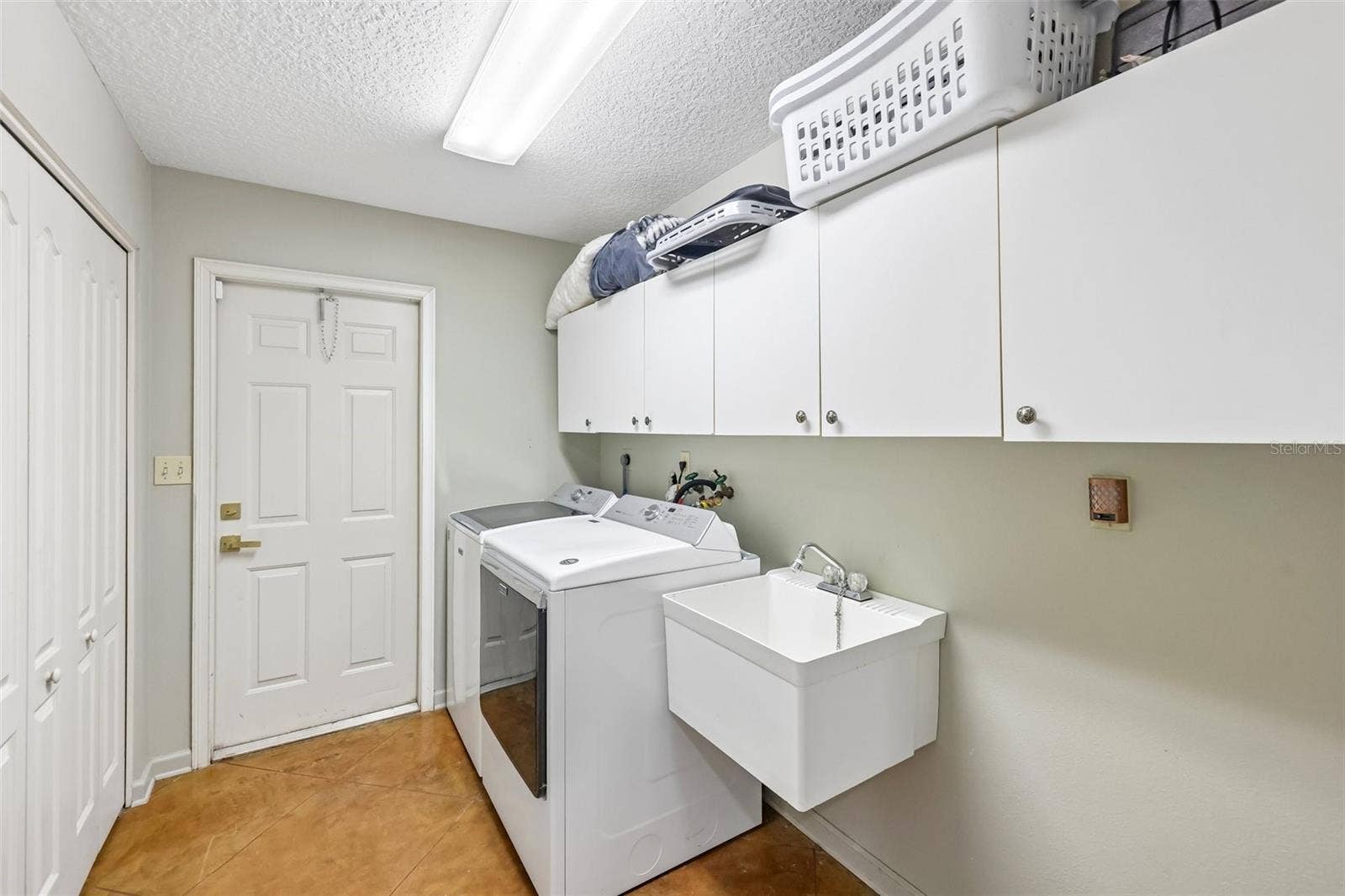 22301 CORONADO SOMERSET DRIVE, Sorrento, FL 32776 Laundry