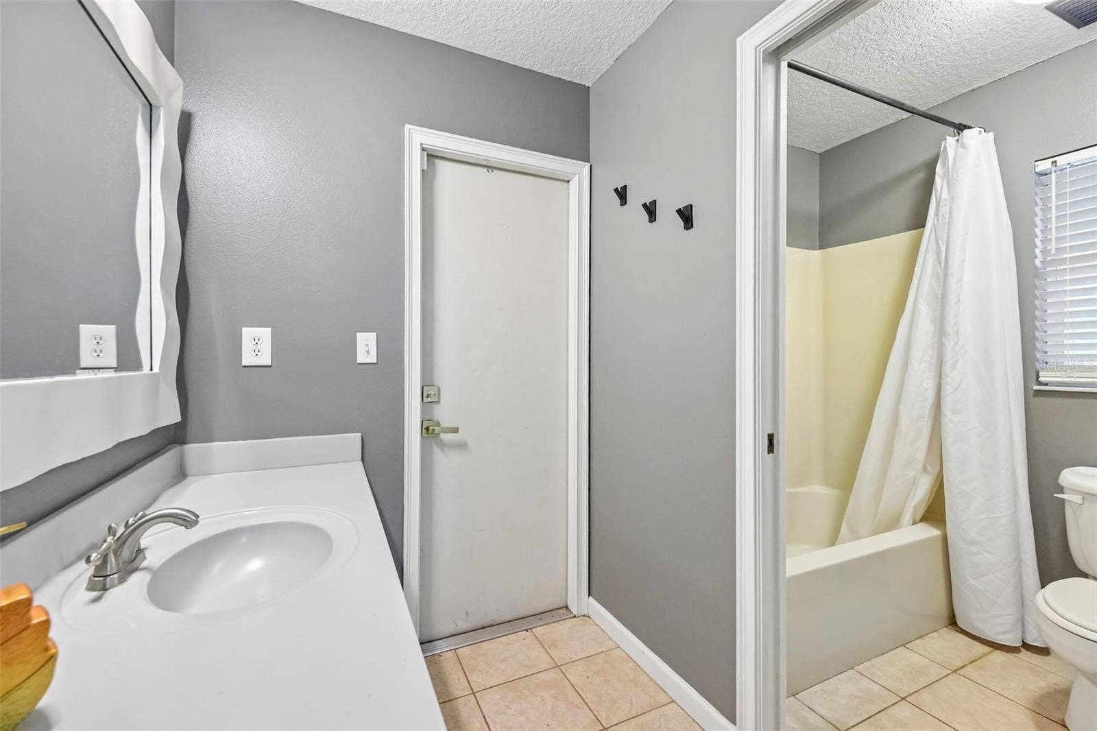22301 CORONADO SOMERSET DRIVE, Sorrento, FL 32776 jack and jill bath