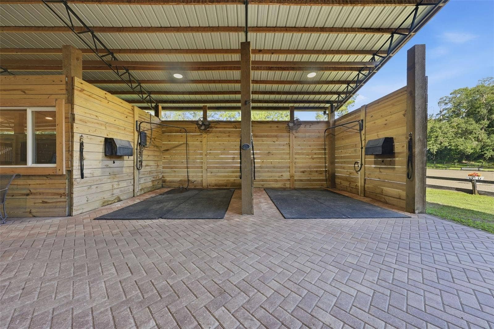 22301 CORONADO SOMERSET DRIVE, Sorrento, FL 32776 wash racks inside barn