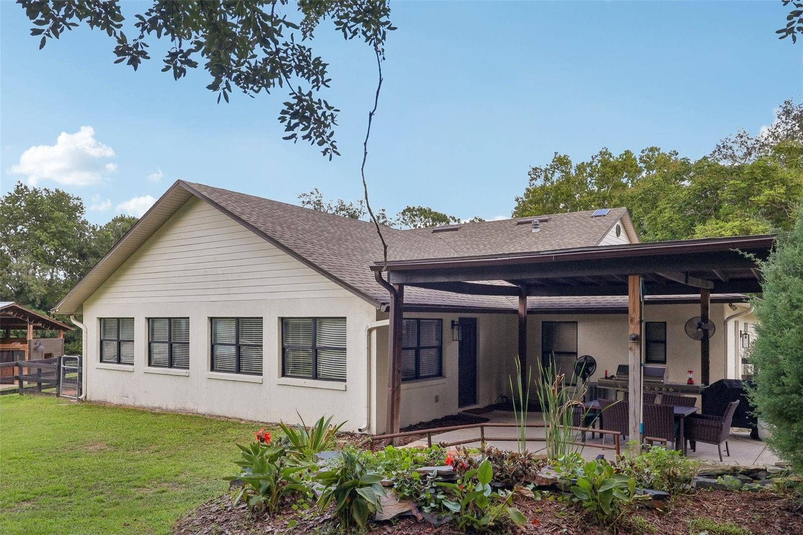 22301 CORONADO SOMERSET DRIVE, Sorrento, FL 32776 Side of home