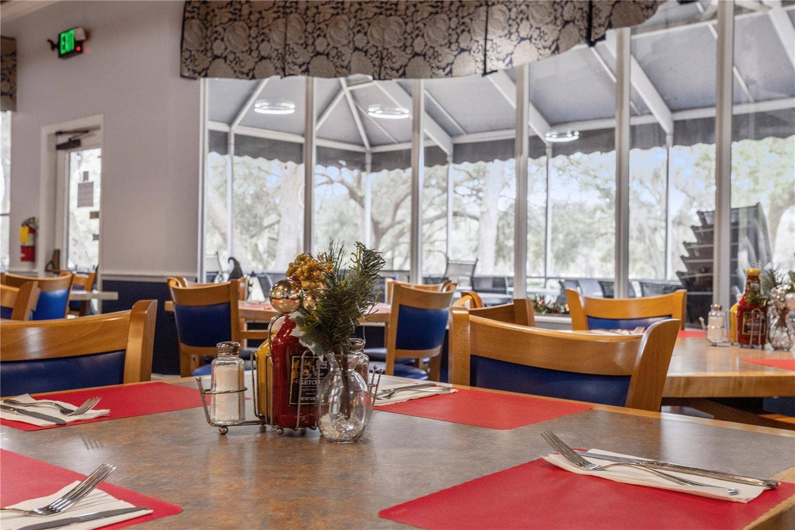 24242 E BELLE MEDE DRIVE, Leesburg, FL 34748 The Oaks on site restaraunt