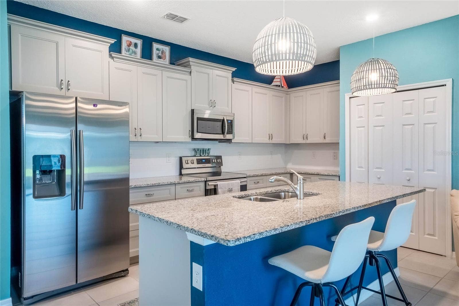 4400 BEDFORD WAY, Leesburg, FL 34748 Stainless appliances, granite countertops
