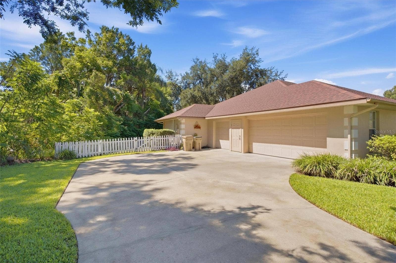 8732 SPRING COURT, Leesburg, FL 34788 3 car garage