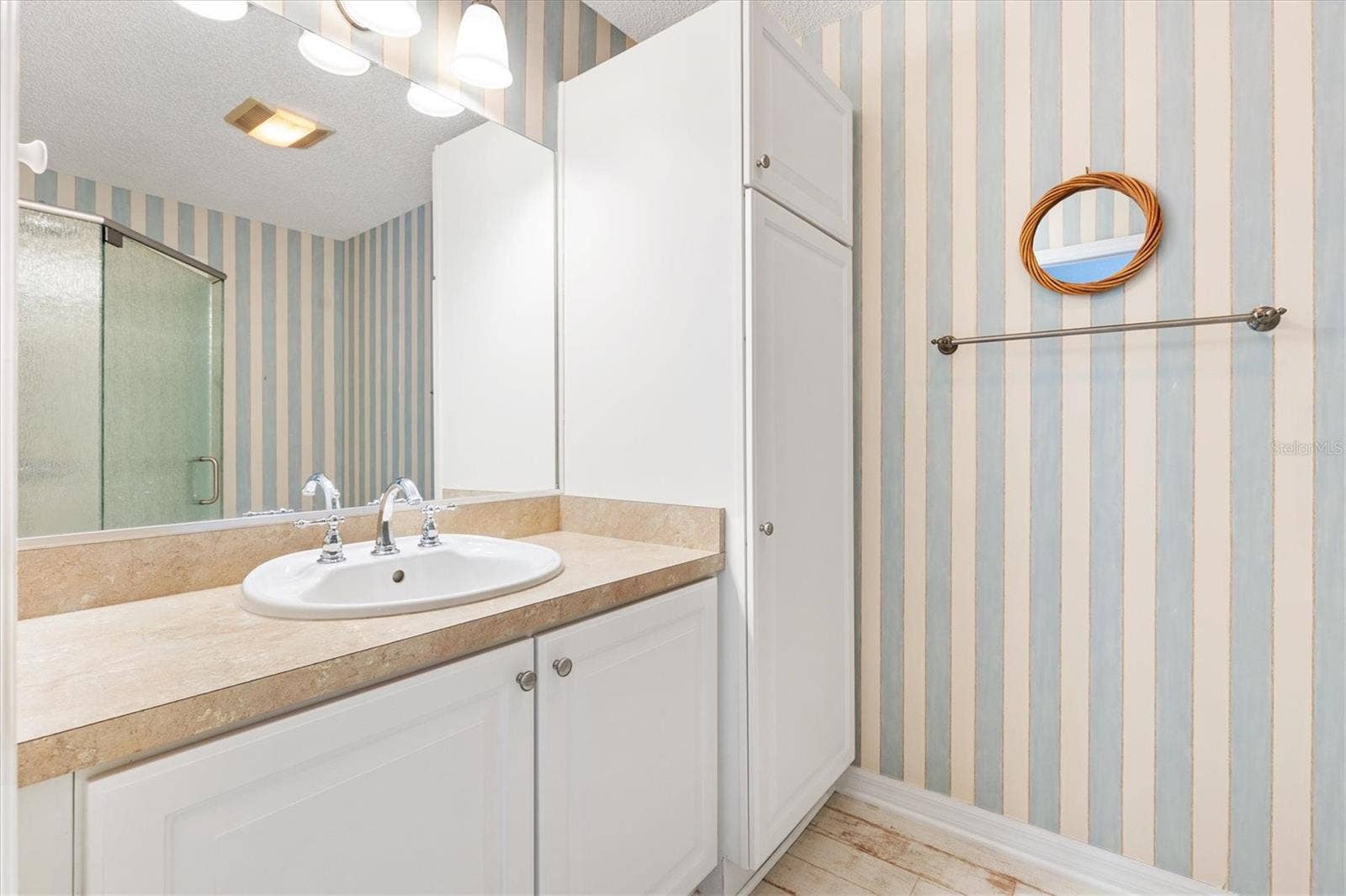 3rd Floor-Full Bathroom