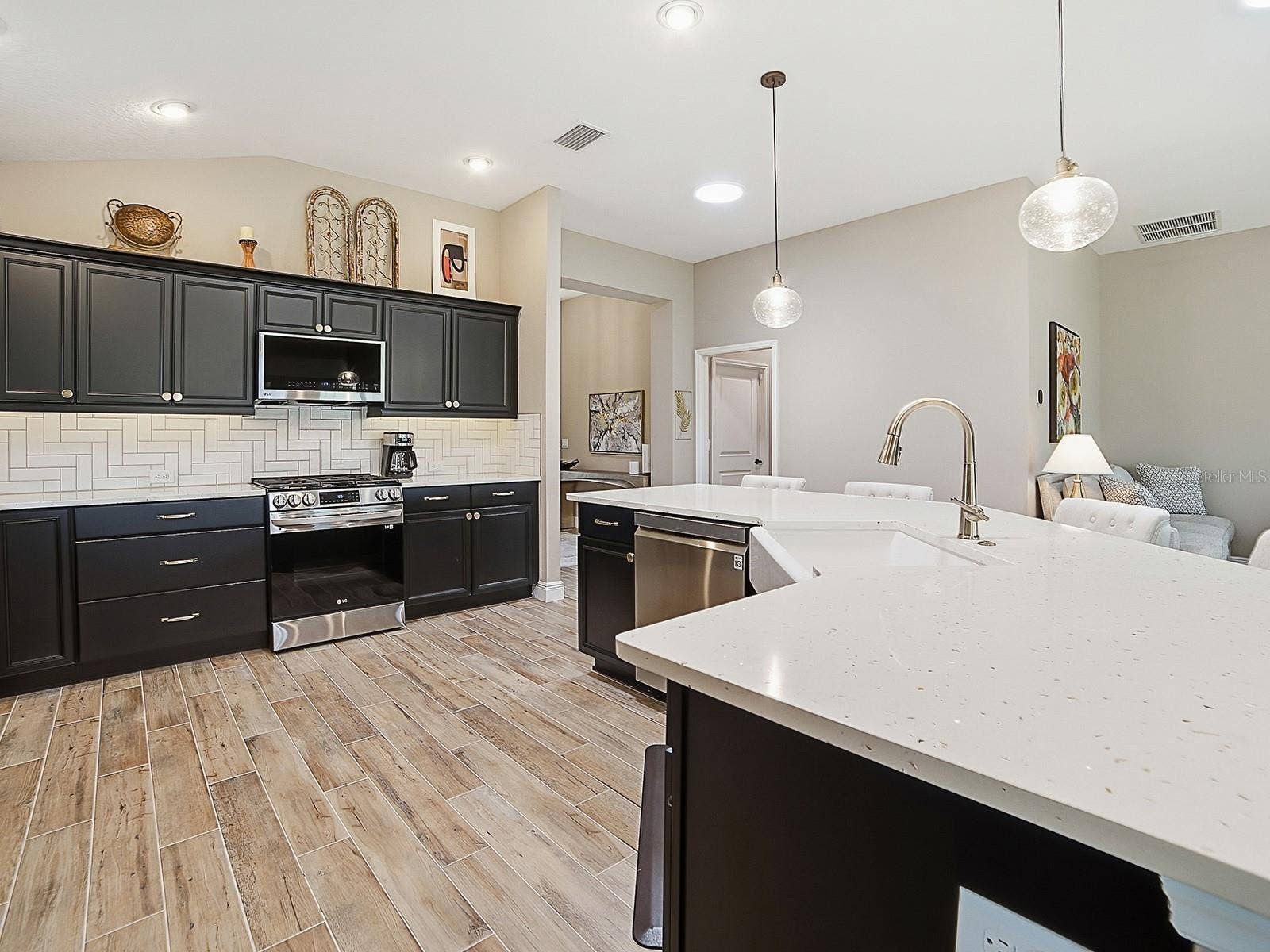 3075 LICCIARDELLO PATH, The Villages, FL 32163 LOTS OF CABINETS AND COUNTER SPACE!
